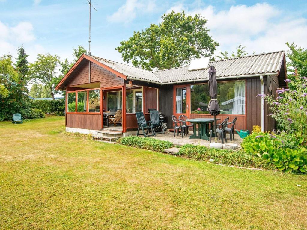 Kegnæshøjにある6 person holiday home in Sydalsの小さな家(パティオ、庭付)