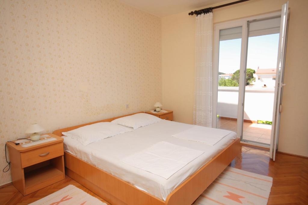 Posteľ alebo postele v izbe v ubytovaní Apartments with a parking space Palit, Rab - 4957