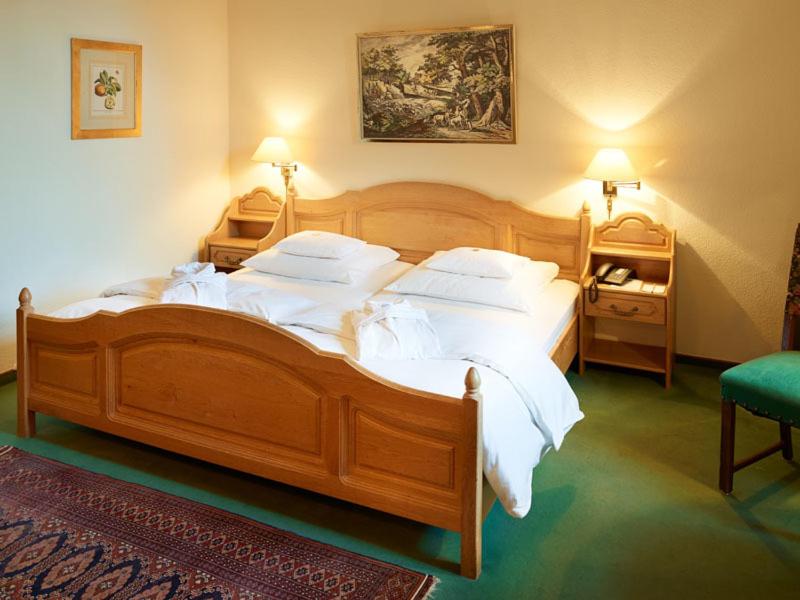 Postel nebo postele na pokoji v ubytování Hotel und Restaurant Burg Schnellenberg