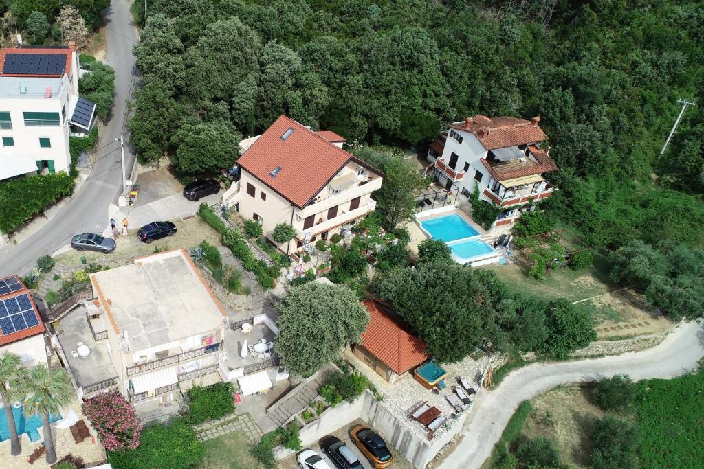 Apartments with hot tub Supetarska Draga - Gonar, Rab - 4999
