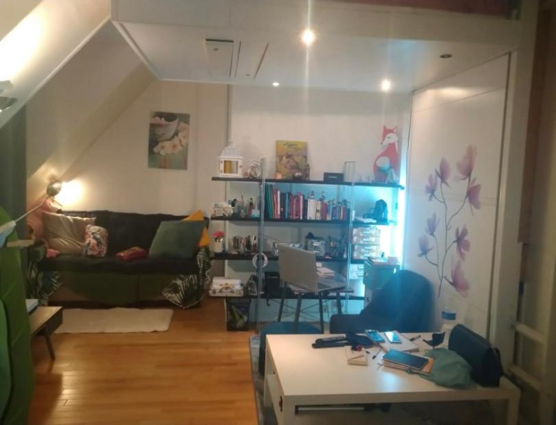 sala de estar con sofá y mesa en Studio climatisé en París