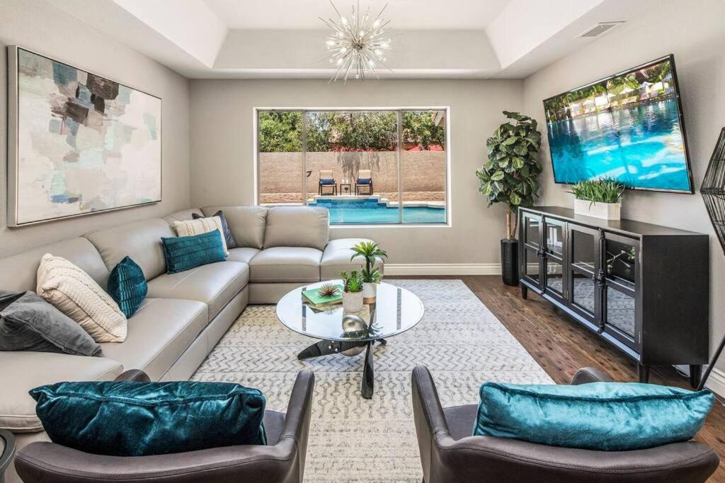 Scottsdale Luxury Pool, BBQ, Smoker, and Pool Table, Phoenix (updated