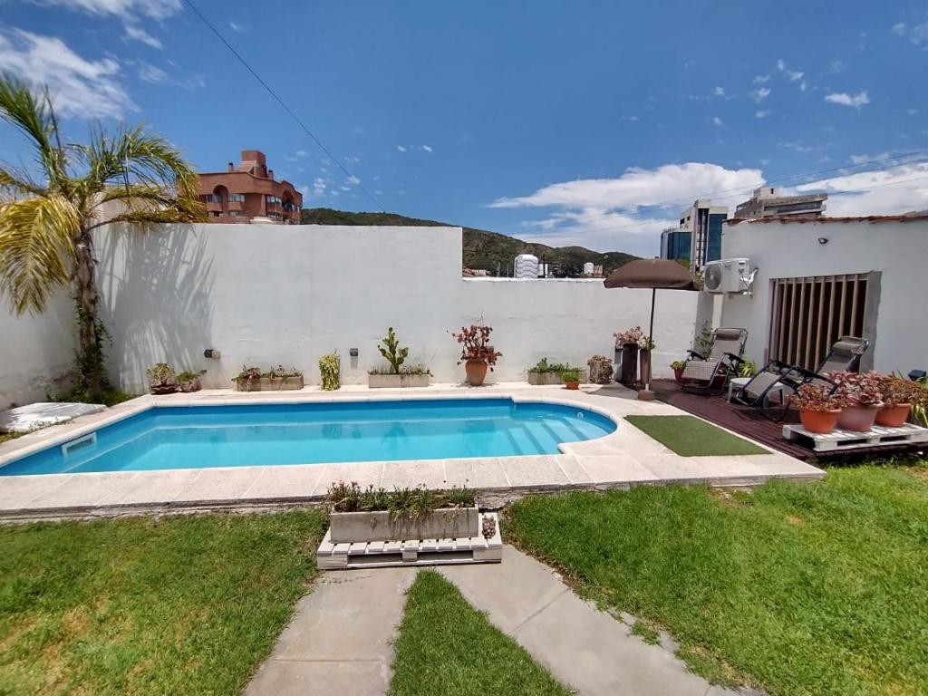 una piscina en el patio trasero de una casa en Casa Carlos Paz en Villa Carlos Paz