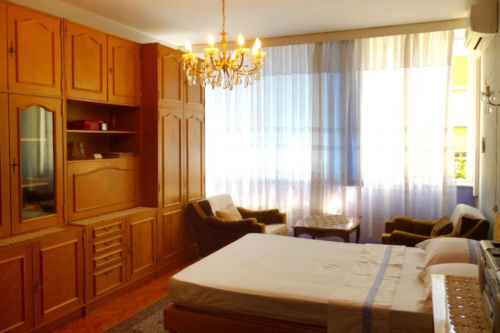 Postel nebo postele na pokoji v ubytování Apartments with WiFi Split - 8328