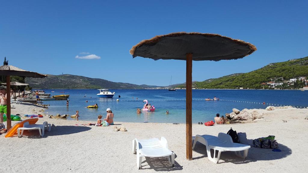 Fotografia z galérie ubytovania Apartments by the sea Seget Vranjica, Trogir - 1050 v Seget Vranjici