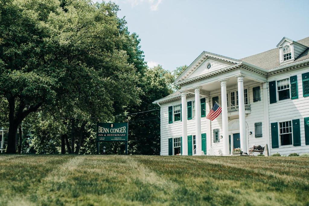 una casa blanca con un cartel delante en Benn Conger Inn, en Groton