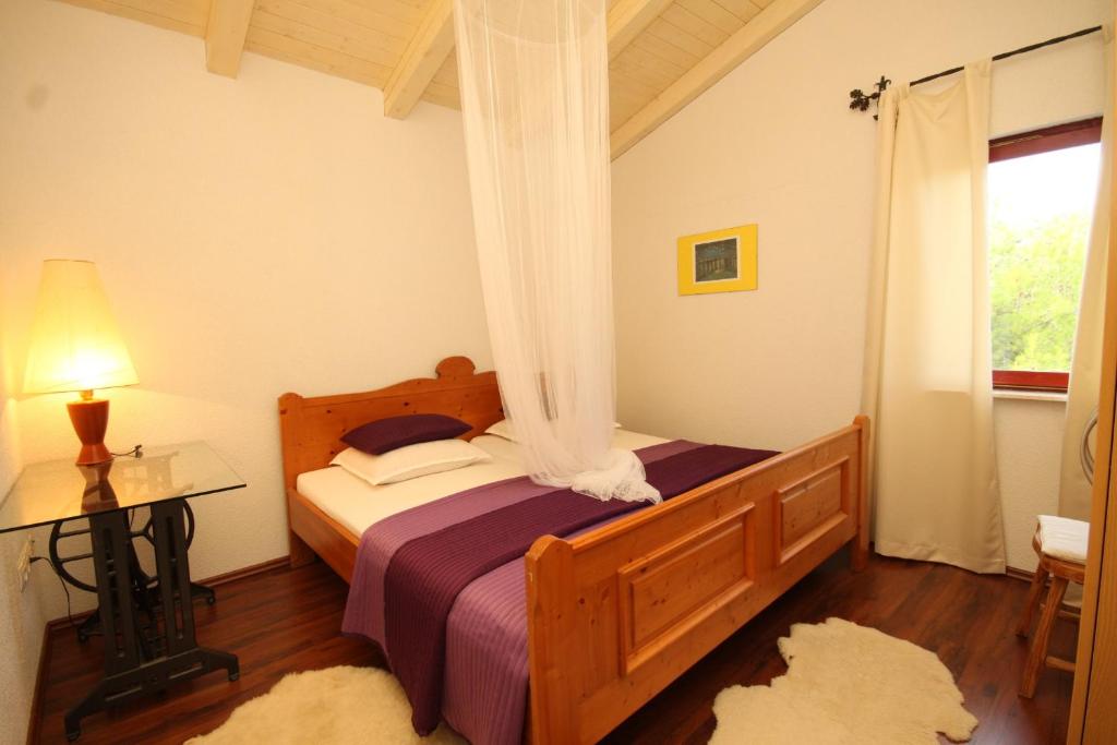 Postel nebo postele na pokoji v ubytování Apartments with parking spaces Rukavac, Vis - 8489