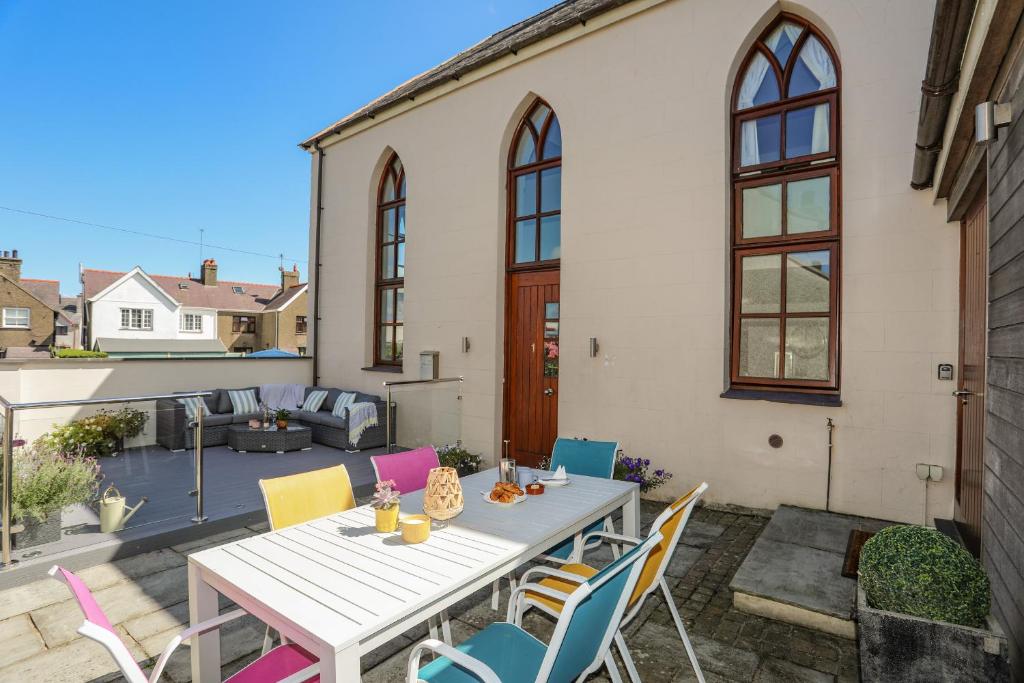 a patio with a table and chairs on a patio at Capel Tabernacl in Pwllheli