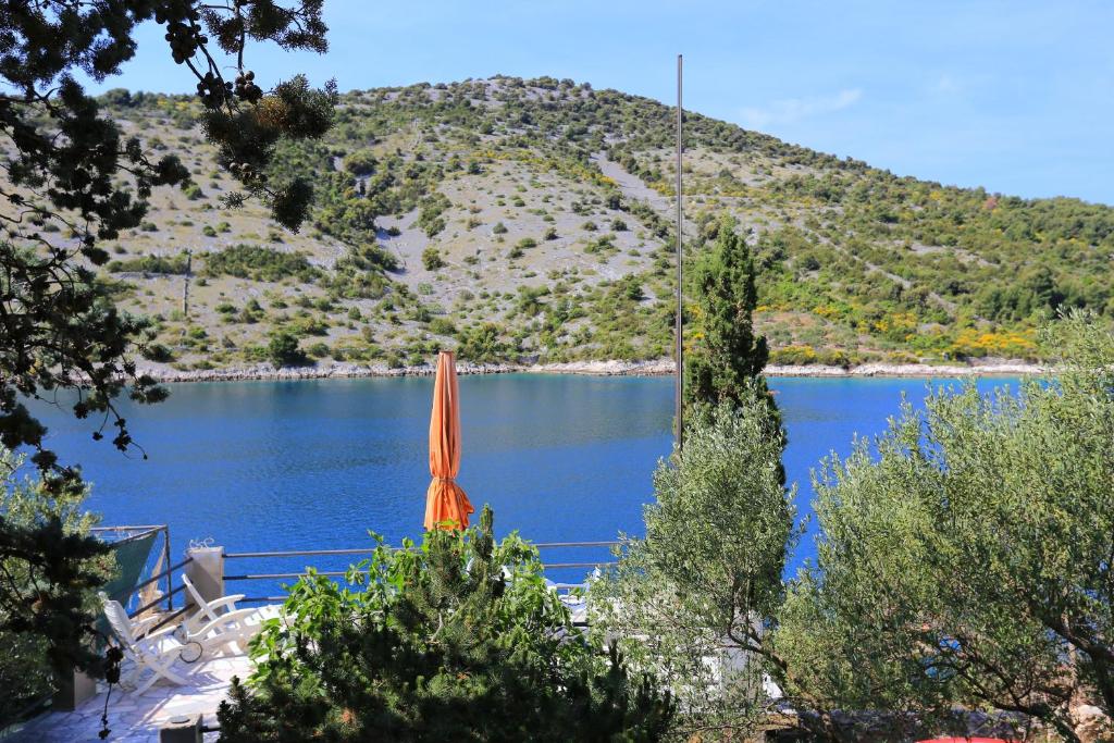 Fotografia z galérie ubytovania Apartments by the sea Vinisce, Trogir - 8659 v destinácii Vinišće
