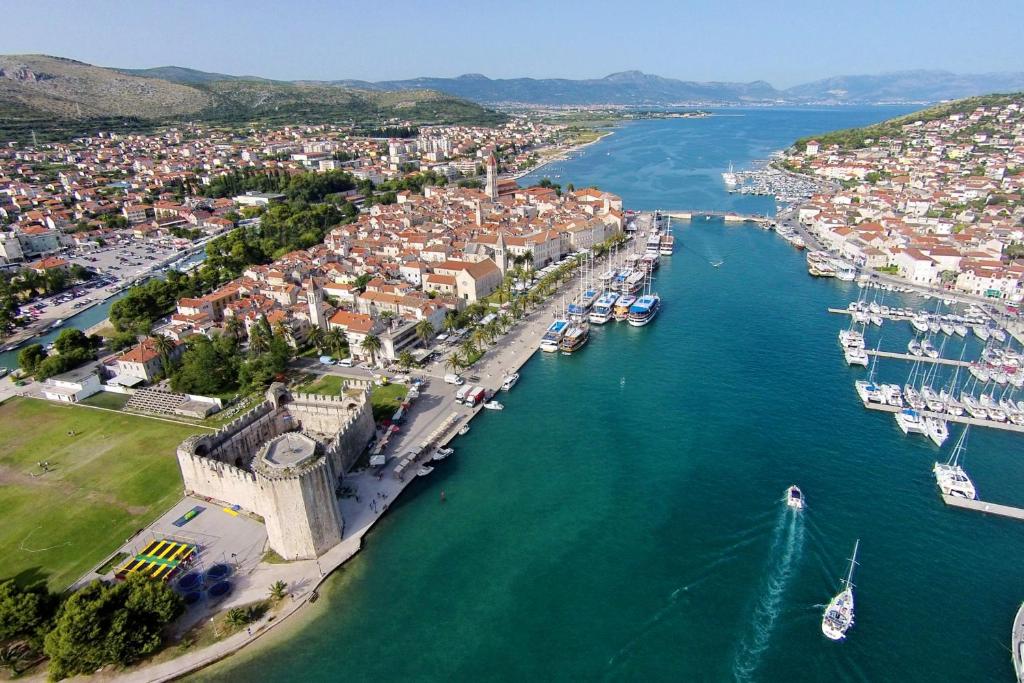 Fotografia z galérie ubytovania Apartments with a parking space Trogir - 9455 v Trogiri