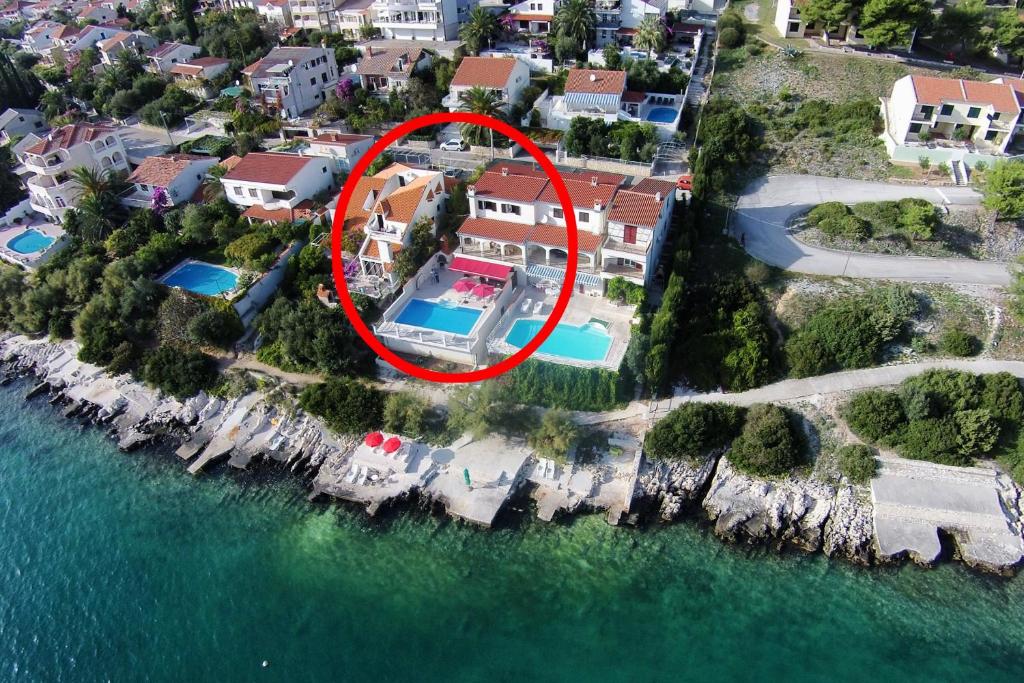 z góry widok na dom z basenem w obiekcie Seaside family friendly house with a swimming pool Seget Vranjica, Trogir - 10336 w mieście Seget Vranjica