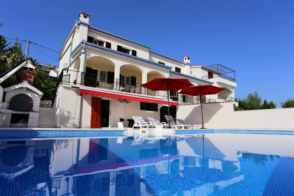 Fotografia z galérie ubytovania Seaside family friendly house with a swimming pool Seget Vranjica, Trogir - 10336 v Seget Vranjici
