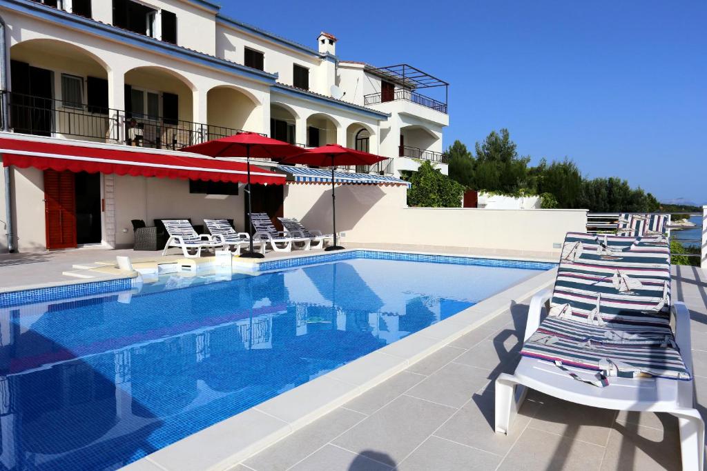Fotografia z galérie ubytovania Seaside family friendly house with a swimming pool Seget Vranjica, Trogir - 10336 v Seget Vranjici