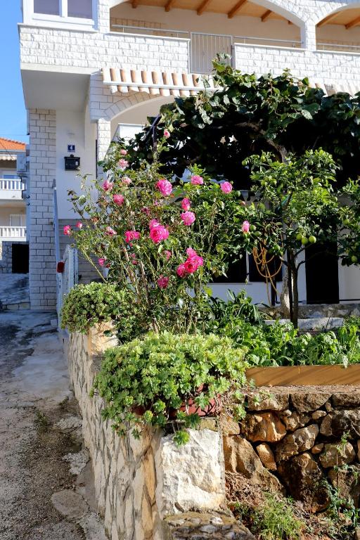Vonkajšia záhrada v ubytovaní Apartments by the sea Trogir - 10342