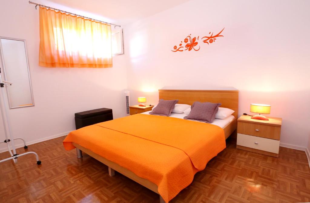 Posteľ alebo postele v izbe v ubytovaní Apartments by the sea Trogir - 10342
