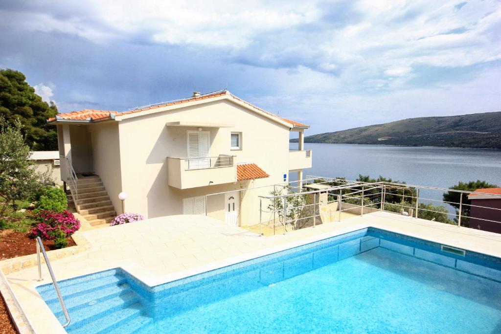 Seaside family friendly house with a swimming pool Poljica, Trogir - 8661