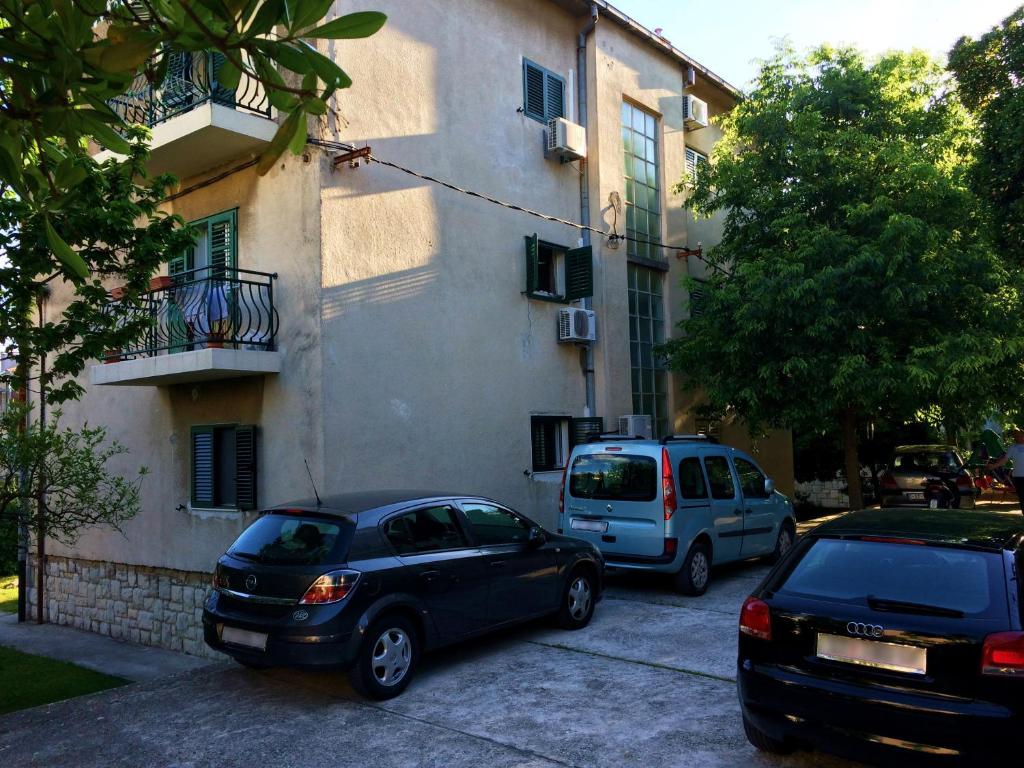 zwei vor einem Gebäude geparkt in der Unterkunft Apartments with a parking space Split - 11072 in Split