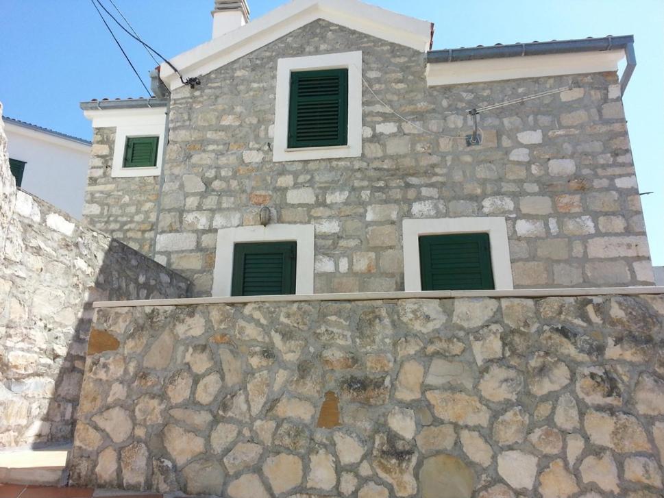 蜜蜜歇的住宿－Holiday house with a parking space Medici, Omis - 11108，石头建筑,设有绿色百叶窗和石墙