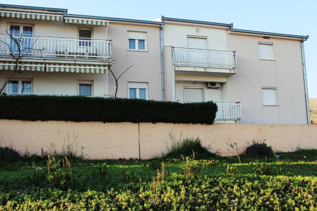 Apartments with a parking space Seget Donji, Trogir - 11171