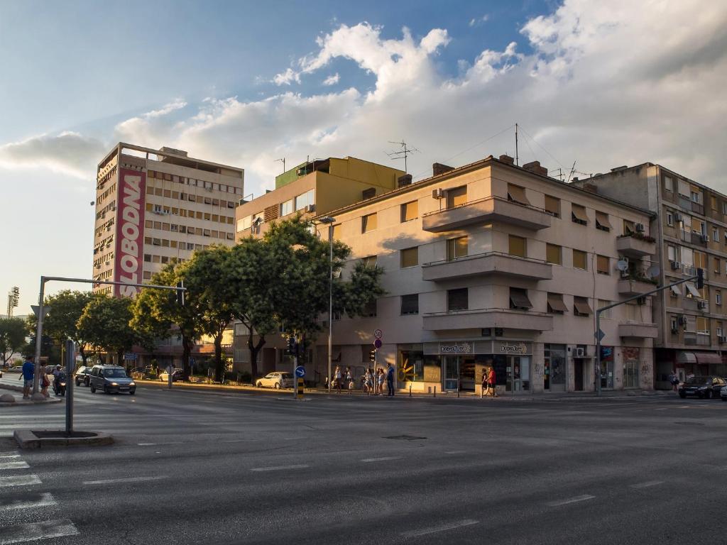 eine Stadtstraße mit Gebäuden und eine Straßenkreuzung mit einem Gebäude in der Unterkunft Apartments with WiFi Split - 11255 in Split