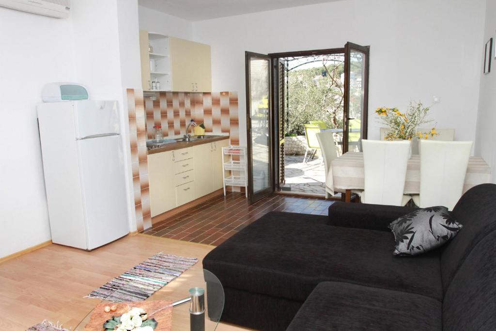 Apartments with parking space Trogir - 11316