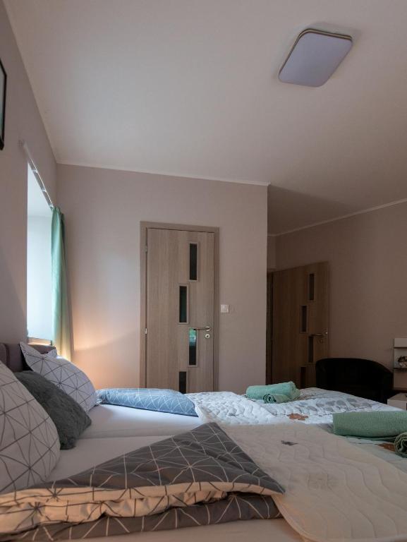Łóżko lub łóżka w pokoju w obiekcie Bokor vendégház - Levendula apartman