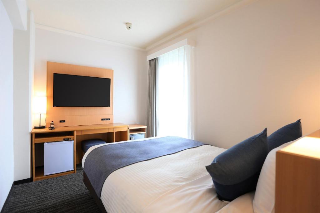 Postel nebo postele na pokoji v ubytování HOTEL MYSTAYS Okayama