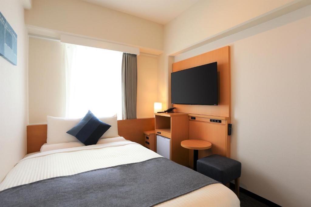 Postel nebo postele na pokoji v ubytování HOTEL MYSTAYS Okayama