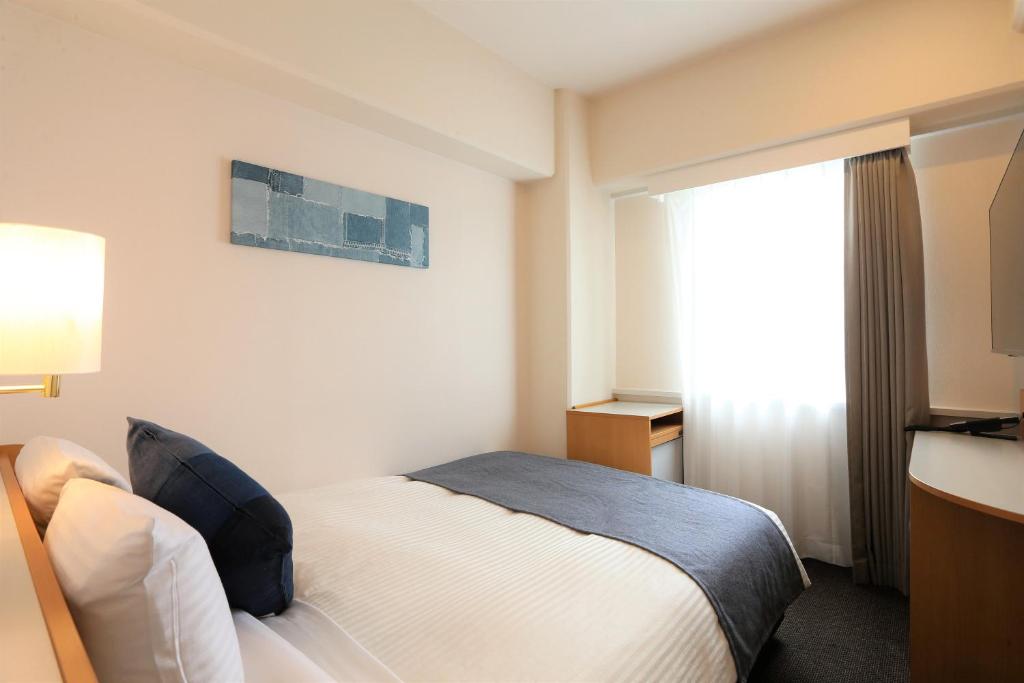 Postel nebo postele na pokoji v ubytování HOTEL MYSTAYS Okayama