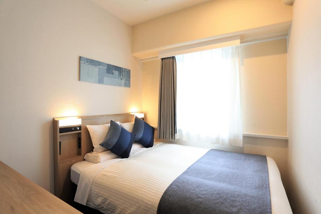 Postel nebo postele na pokoji v ubytování HOTEL MYSTAYS Okayama