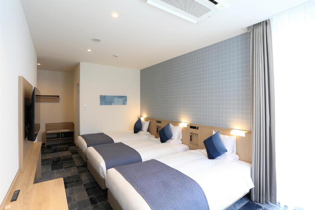 Postel nebo postele na pokoji v ubytování HOTEL MYSTAYS Okayama