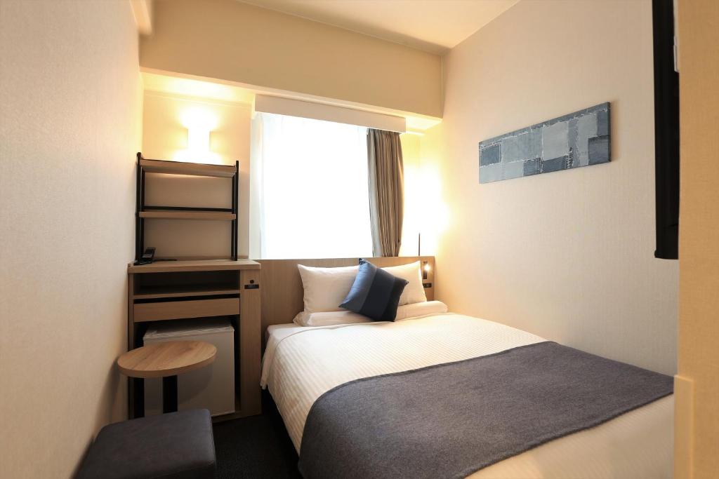 Postel nebo postele na pokoji v ubytování HOTEL MYSTAYS Okayama