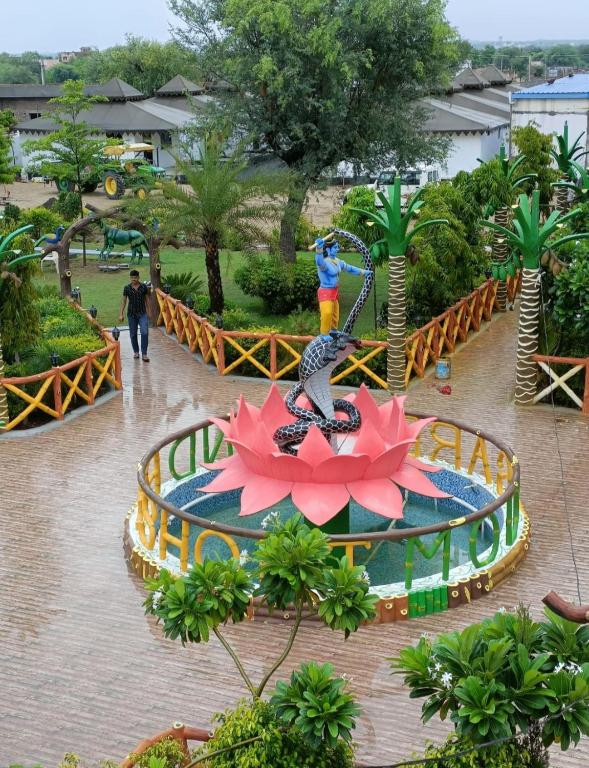 Modi resort and garden في Chhāpar: نافورة في وسط حديقة
