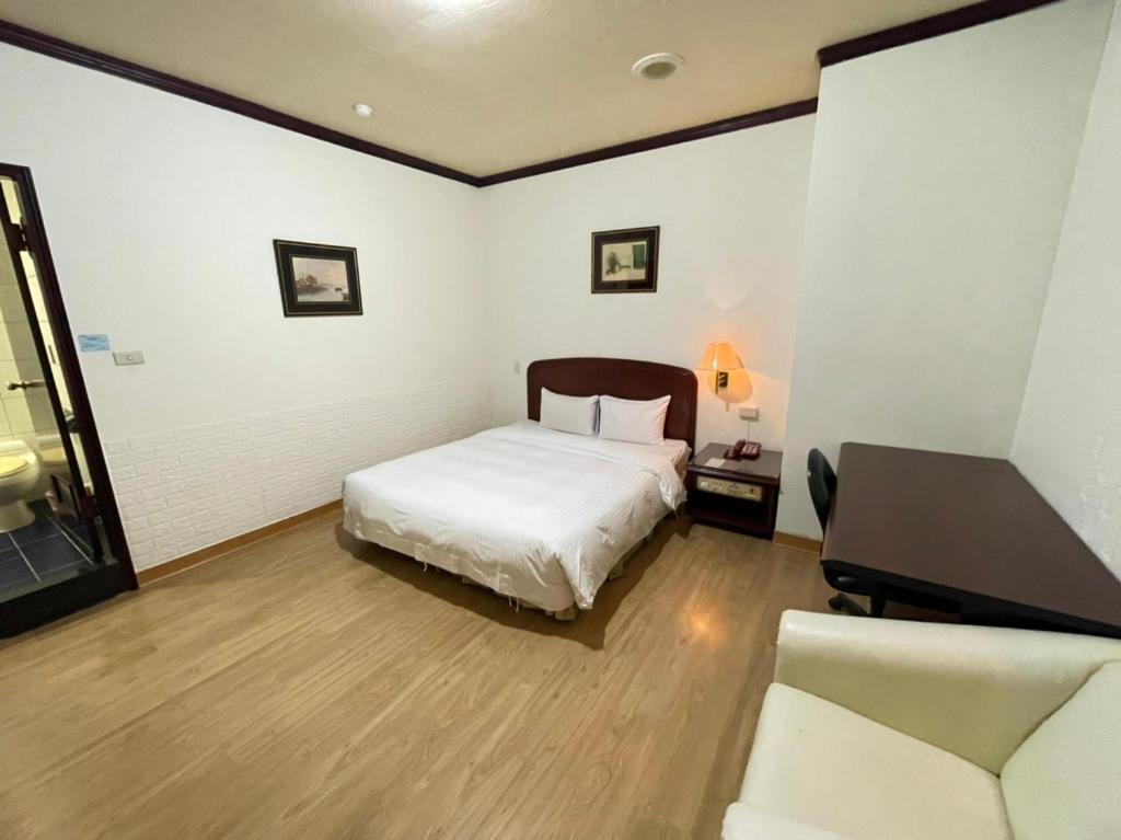 Abbo Hotel - Budget Double Room - No Window (with Parking)