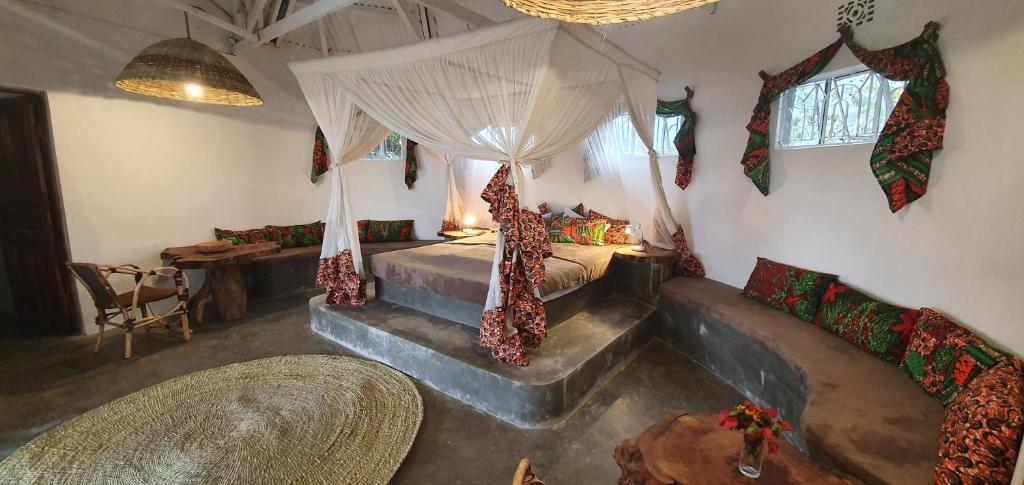 NkoarangaにあるAfrica Amini Homes - Africa Amini Lifeの天蓋付きベッドのある寝室