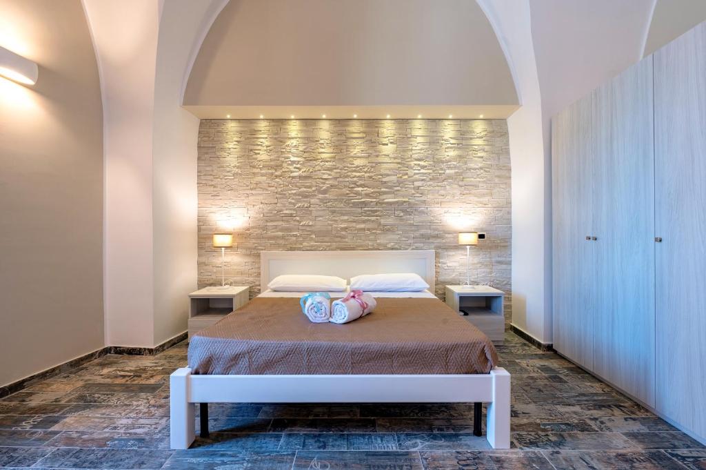 una camera con un letto con due cuscini sopra di Sg Apartment Luxury a Massafra