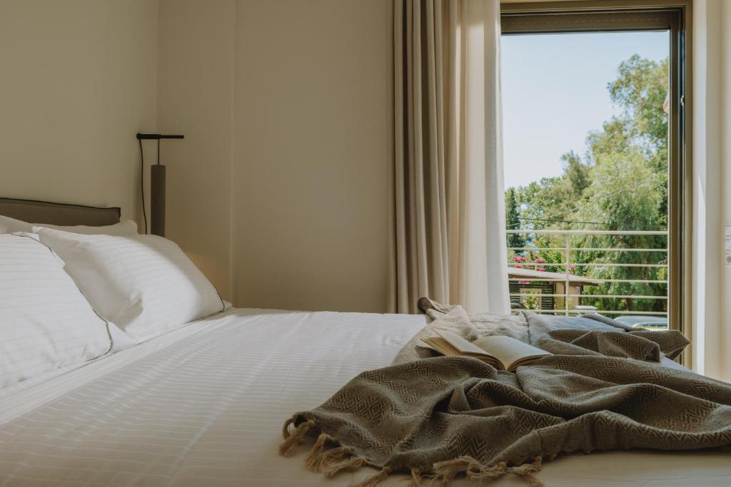 Postel nebo postele na pokoji v ubytování Paleros Bay Villas