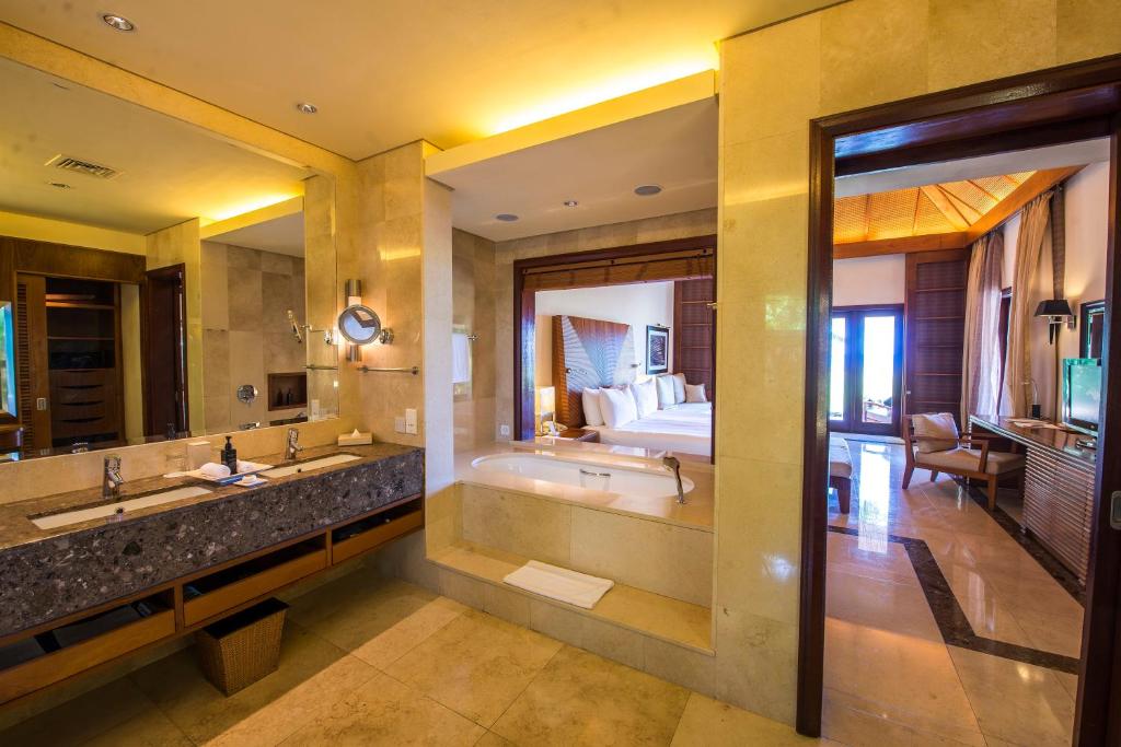 Koupelna v ubytování Shanti Maurice Resort & Spa