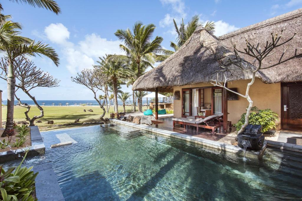 Bazén v ubytování Shanti Maurice Resort & Spa nebo v jeho okolí