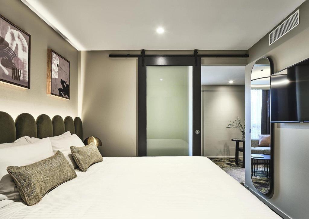 Postel nebo postele na pokoji v ubytování Melbourne City Apartment Hotel