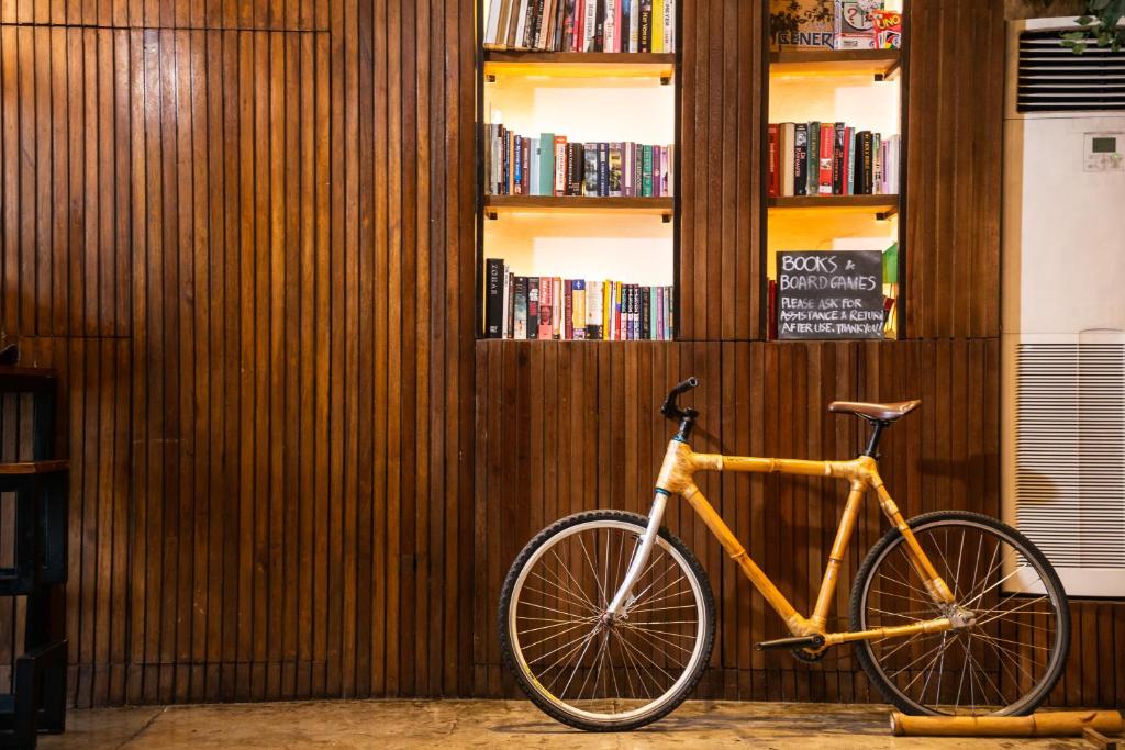 De bibliotheek in het hostel