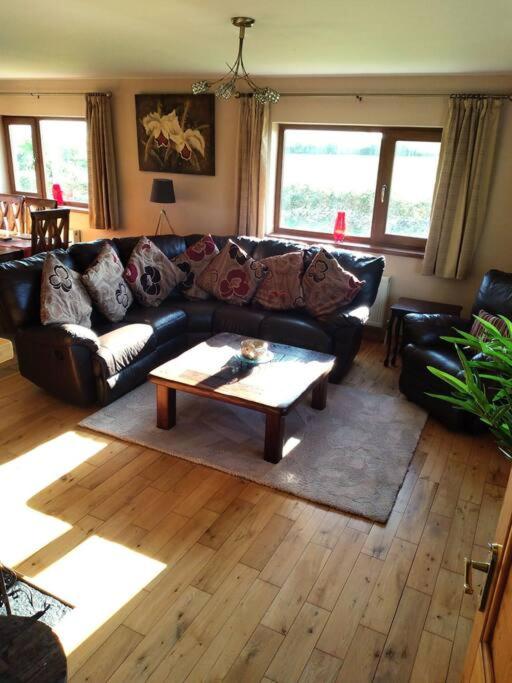 Posezení v ubytování Luxurious Property, Paddy's Haven, Wild Atlantic Way, County Clare