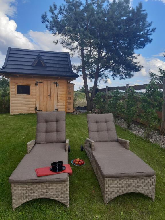 Vonkajšia záhrada v ubytovaní Mazury "Willa Ślimakowo" w Pasymiu z jakuzzi, sauną, pomostem