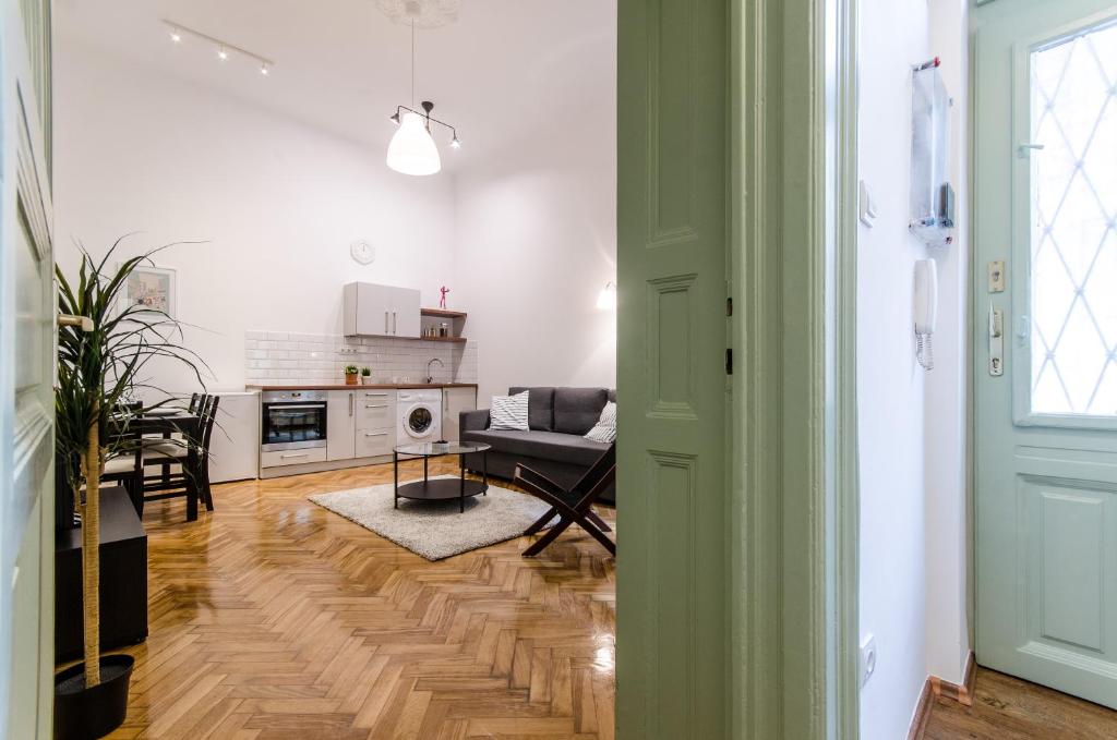 B63 2 BR Apartment In Heart Of City 1065 Budapest, 63 Bajcsy-Zsilinszky út kép - 1