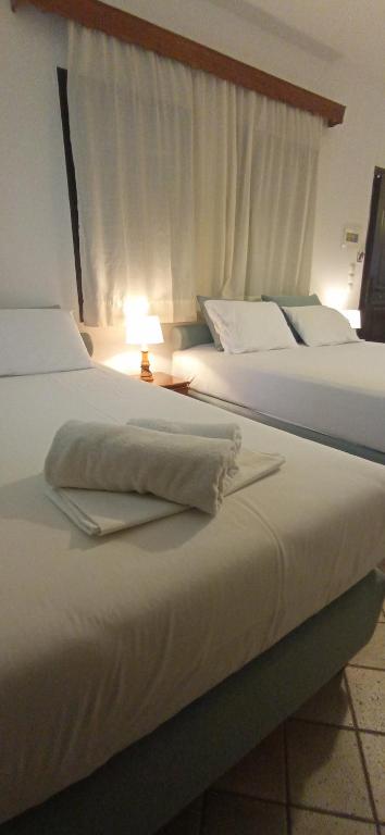Posteľ alebo postele v izbe v ubytovaní Raptis Aparthotel Sivota