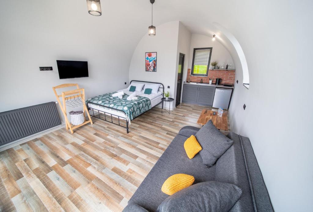 TV a/nebo společenská místnost v ubytování Kazbegi Glamping