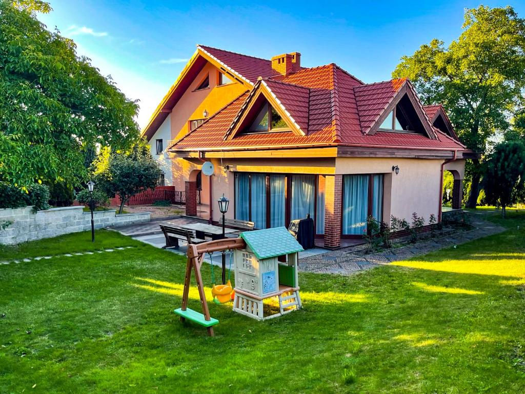 una casa con parque infantil en el patio en Dom na Poniatowie, en Wałbrzych