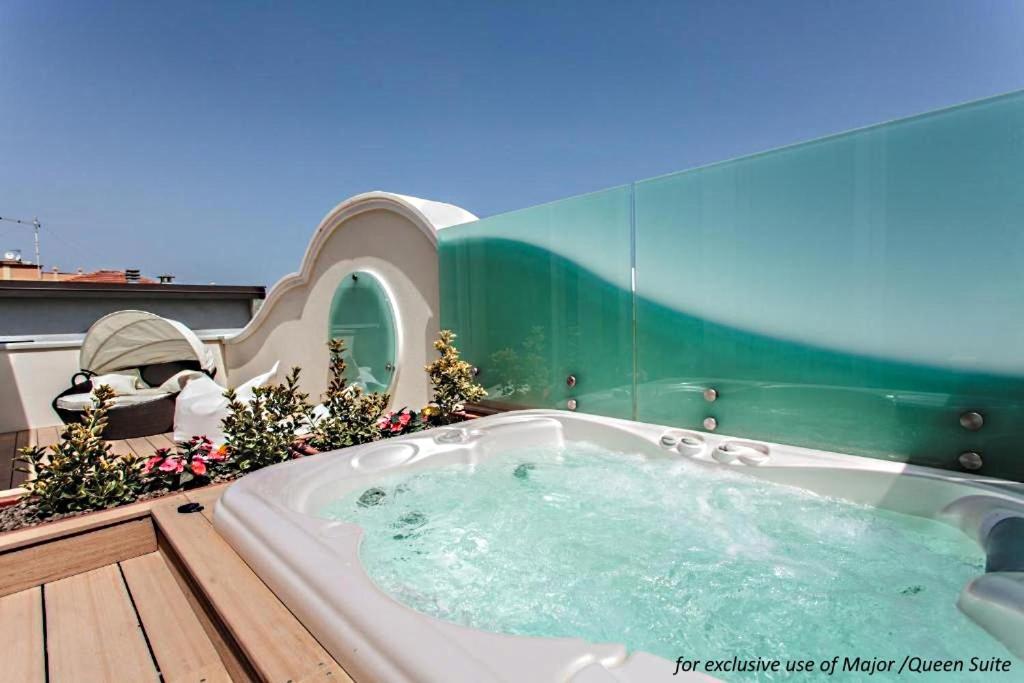 una vasca da bagno situata in cima a un edificio di Princier Fine Resort & SPA a Rimini