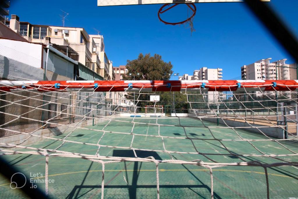 Tennis and/or squash facilities at San Juan Live or nearby