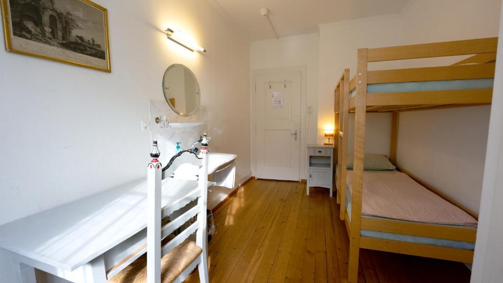 Postel nebo postele na pokoji v ubytování Leissigen Youth Hostel